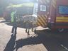 Mulher fica ferida ao colidir moto em caminhão e sofrer queda na avenida em Iporã do Oeste