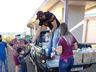 Grupo de voluntários realiza entrega de cestas de páscoa