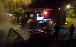 Carro é destruído por incêndio na cidade em Mondaí