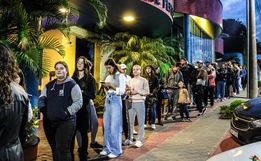 Fãs de “Barbie” formam fila para comprar ingressos no Cine Peperi