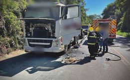 VÍDEO: Incêndio destrói cabine de caminhão na BR 282, em São Miguel do Oeste 