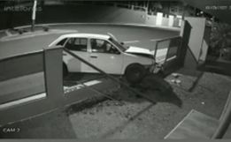VÍDEO: Homem não habilitado colide carro contra muro de residência
