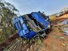 Homem sofre ferimentos graves em tombamento de carreta no interior