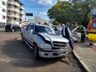 Colisão entre carro e caminhonete deixa mulher ferida