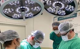 Gêmeas trans de 19 anos fazem cirurgia de readequação de sexo em SC