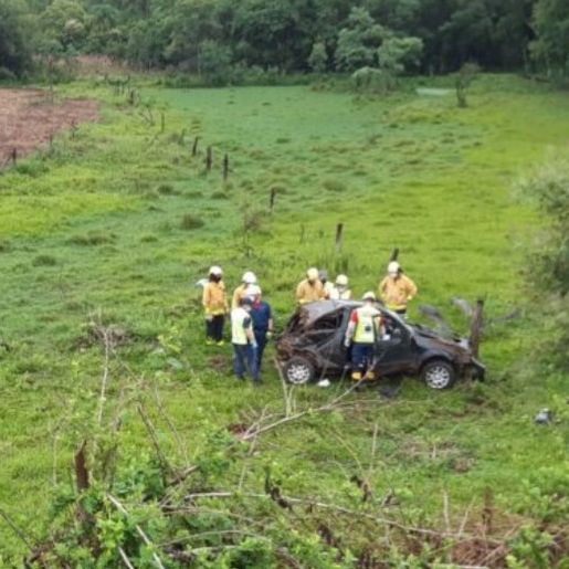 Mulher morre em capotamento na SC-283