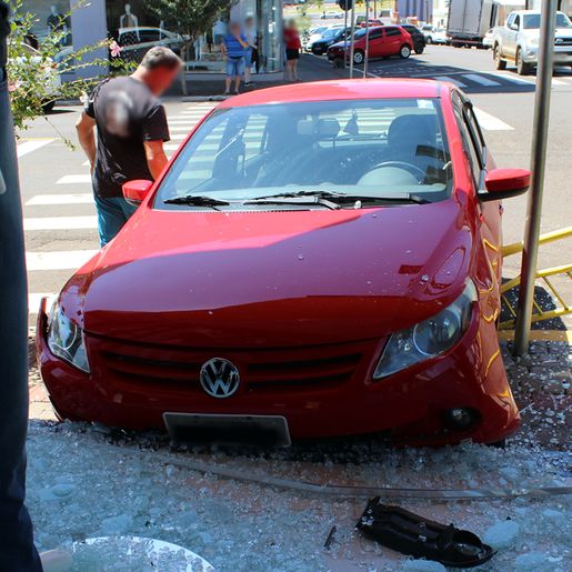 Idoso sofre mal súbito e colide em fachada de loja no centro 