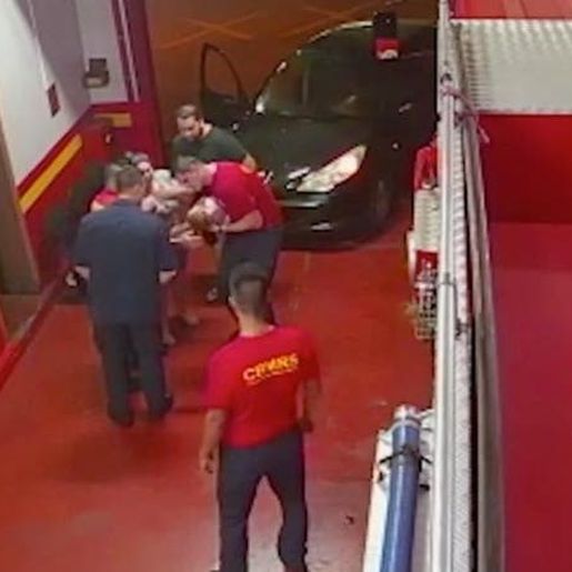 VÍDEO: Bebê é salva por bombeiros após engolir água do banho