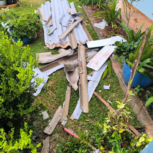 Fortes ventos destelham casas e ginásio em bairro de São Miguel do Oeste