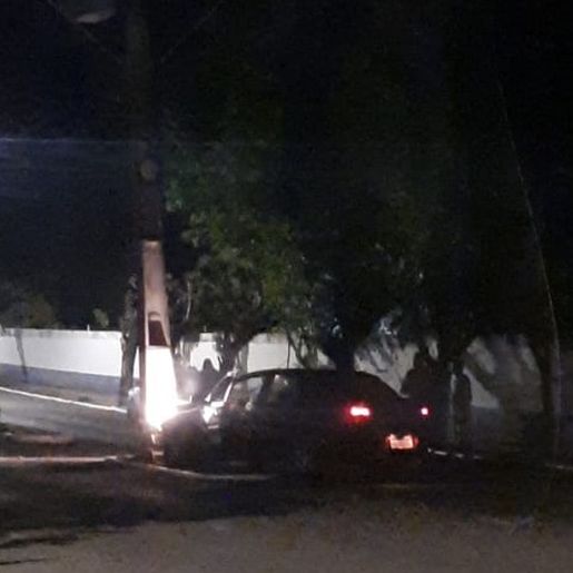 Motorista tem CNH apreendida após colidir em poste de rede elétrica