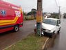 Condutor colide carro em poste no centro de Campo Erê 