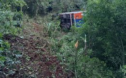 Caminhão carregado de frutas capota em ribanceira na SC-161, em Palma Sola