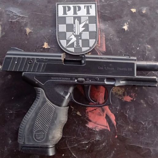 Jovem posta vídeo provocando a polícia com arma e é preso em SC
