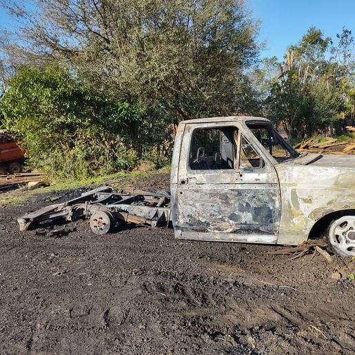 Veículo é totalmente destruído por incêndio no interior de Itapiranga