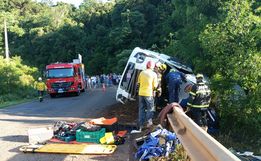 Tombamento de caminhão deixa motorista ferido na SC 155