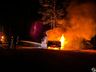Após colidir em árvore, Amarok fica destruída pelo fogo em São Miguel do Oeste