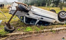VÍDEO: eixo se desprende de carro e provoca capotamento em SMO