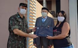 Vídeo: Ex-combatente completa 100 anos e recebe homenagem do 14ºRCMec