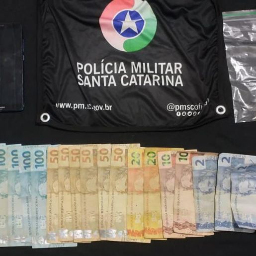 Polícia Militar prende dois homens por tráfico de drogas em SMOeste 