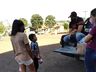 Grupo de voluntários realiza entrega de cestas de páscoa
