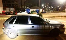 Condutor causa acidente e foge, porém placa do carro fica no local