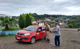 Veículos credenciados para serviço de transporte de passageiros passam por vistoria