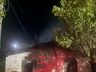 Casa é destruída por incêndio em Guaraciaba, e morador é levado ao hospital