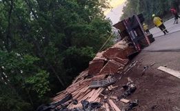 Carreta tomba na BR-282 em Cordilheira Alta e motorista fica ferido