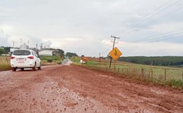 Bombeiros utilizam 10 mil litros de água para remover barro da SC-305 em Campo Erê