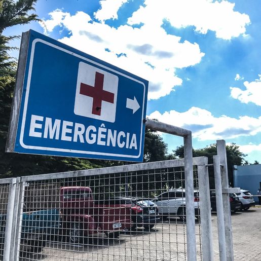 Menina atropelada por táxi aguarda por vaga na UTI pediátrica