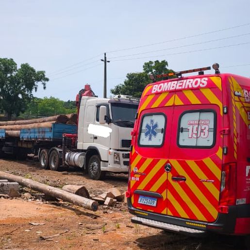Trabalhador morre esmagado por tora de madeira durante descarregamento em Cunha Porã
