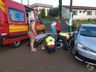 Colisão entre carro e moto deixa mulher ferida em frente à prefeitura