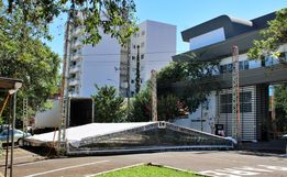 Estrutura do XX Motocão começa tomar forma na praça central de SMOeste