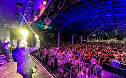 Show com Família Lima leva milhares de pessoas para praça em SMO 