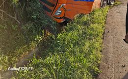 Acidente entre carro e caminhão bloqueia parcialmente SC-496 em Descanso