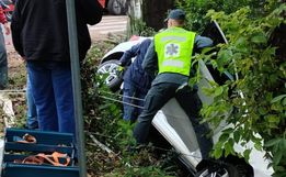 Carro sai da pista e quase cai em rio no centro de Mondaí