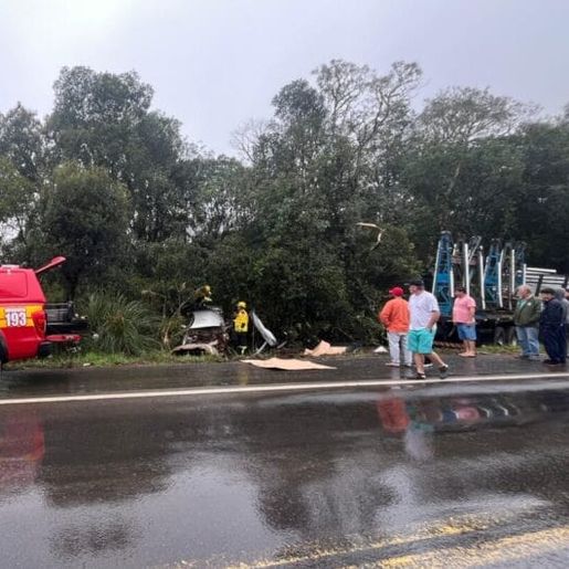  Acidente entre carro e caminhão mata três pessoas na BR-470