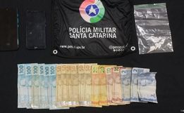 Polícia Militar prende dois homens por tráfico de drogas em SMOeste 