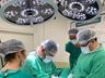 Gêmeas trans de 19 anos fazem cirurgia de readequação de sexo em SC