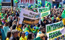 Imagens: Manifestantes pedem intervenção Federal em frente ao 14ºRCMec