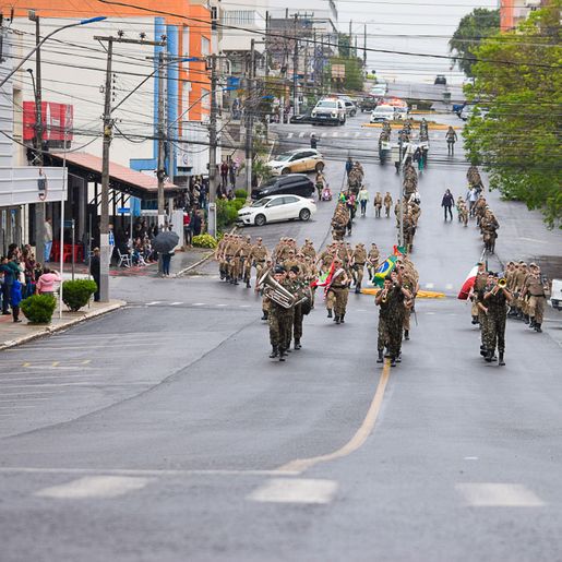 Mais de 5 mil pessoas acompanham desfile de 7 de setembro em SMOeste 