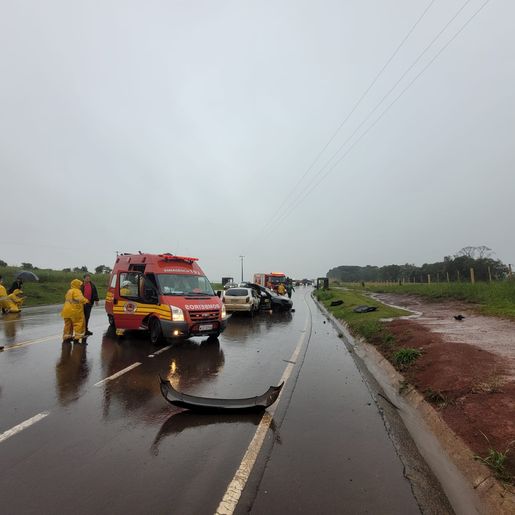 Colisão entre veículos deixa motorista presa as ferragens na SC-160 