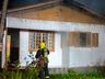 URGENTE: Homem é encontrado morto dentro de residência em chamas