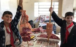 Estudantes aprendem a fazer churrasco em cidade Gaúcha