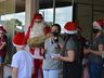 Campanha “Um presente de Natal” reúne crianças para entrega de presentes