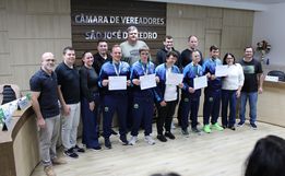 Atletas da Apae de São José do Cedro são homenageados na câmara municipal