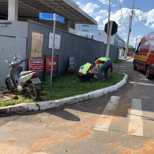 Casal fica ferido em queda de motocicleta