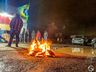 VÍDEO: Mesmo sob chuva e frio, manifestantes sustentam bloqueio no trevo de SMOeste