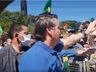 Bolsonaro anda a cavalo para cumprimentar apoiadores em Brasília