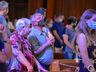 Com igreja cheia, fiéis acompanham celebração de Finados do lado de fora